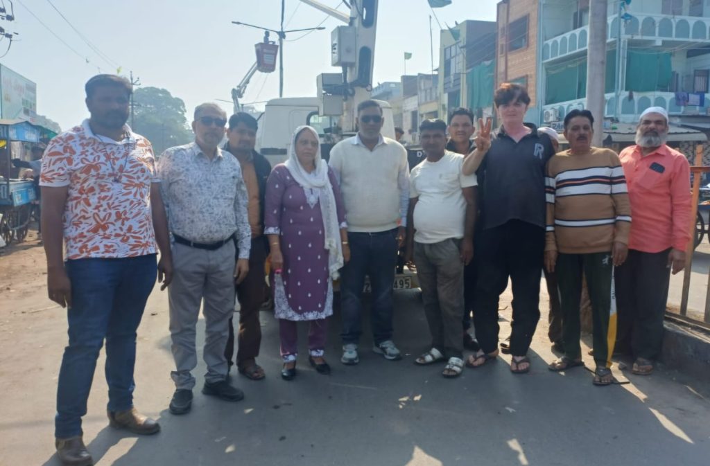 કરમસદઆણંદ મહાનગર પાલિકા દ્વારા ગુજરાતી ચોક થી ફાટક સુધી નવીન સ્ટ્રીટલાઇટો નાખવા માં આવી.