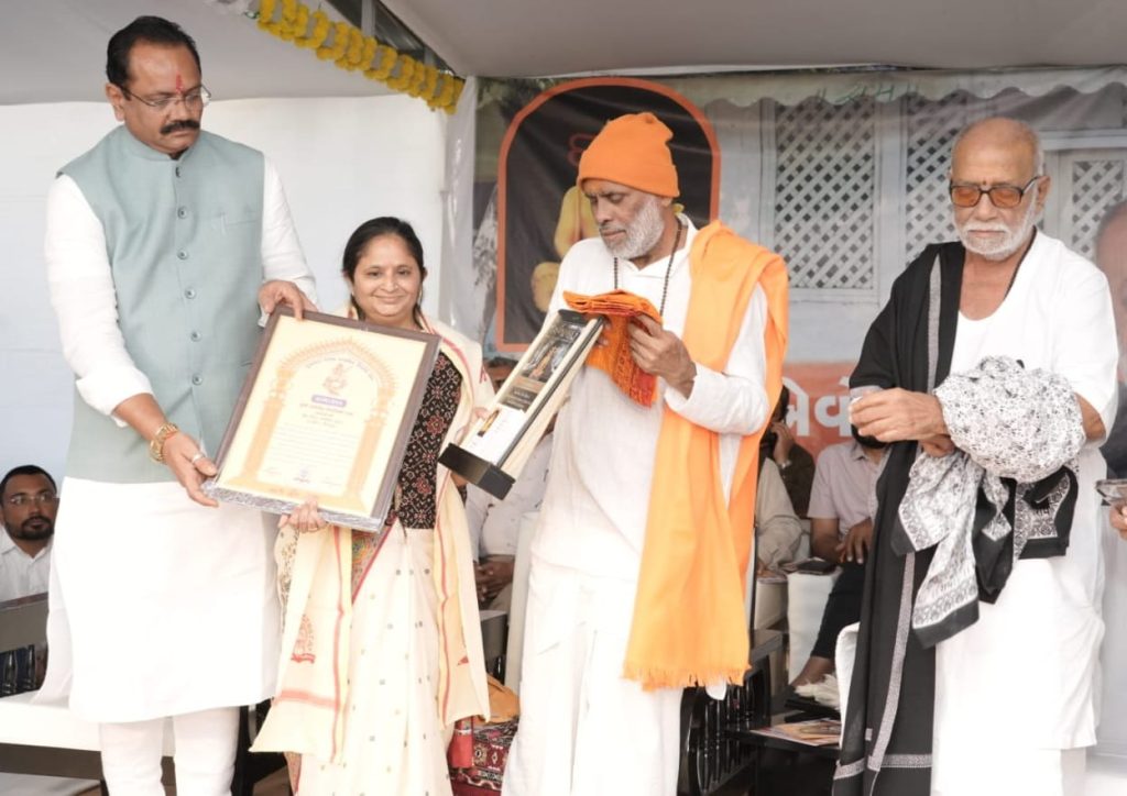 નેત્રંગ પ્રાથમિક શાળાની શિક્ષિકા ચિત્રકૂટ એવોર્ડથી સન્માનિત