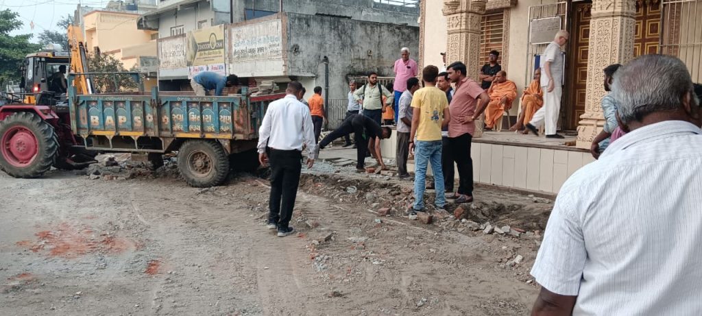 વરસાદી પાણીના ભરાવામાંથી મુક્તિ અને ટ્રાફિક સુવિધા માટે તંત્ર એક્શનમાં : લીંક રોડ પર શક્તિનાથથી શ્રવણ ચોકડી સુધીના દબાણોનો સફાયો