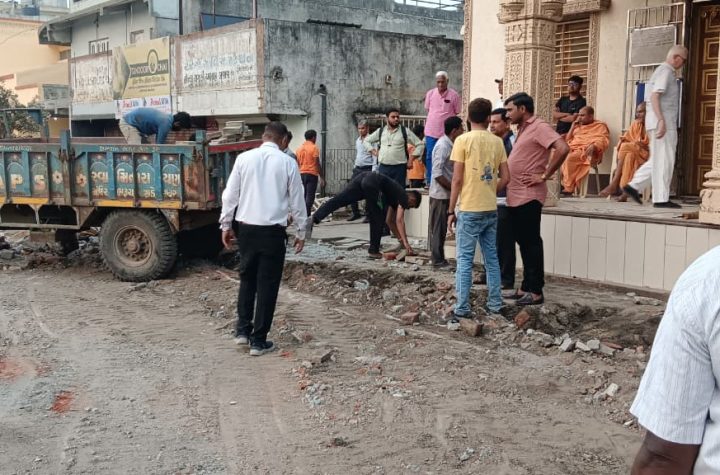 વરસાદી પાણીના ભરાવામાંથી મુક્તિ અને ટ્રાફિક સુવિધા માટે તંત્ર એક્શનમાં : લીંક રોડ પર શક્તિનાથથી શ્રવણ ચોકડી સુધીના દબાણોનો સફાયો