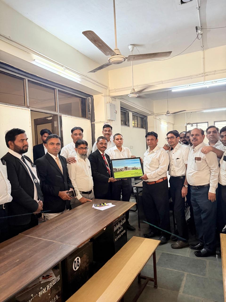 ભરૂચ ડિસ્ટ્રિક્ટ કોર્ટ ખાતે બાર કાઉન્સિલ ઓફ ગુજરાત ચૂંટણી 2026 માટે ઉમેદવાર સનતકુમાર પરમારનો પ્રચાર.