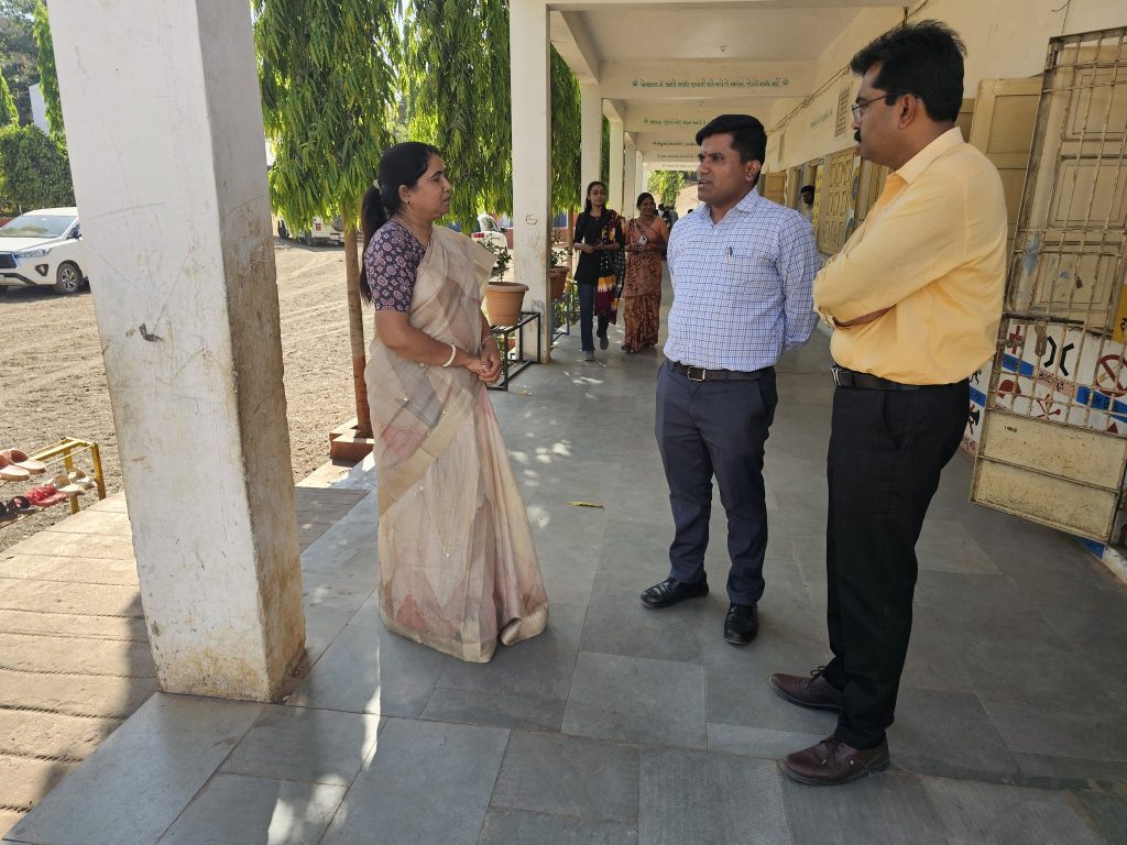 જિલ્લા વિકાસ અધિકારીશ્રી યોગેશ કાપસેએ પીએમ શ્રી કૃષ્ણ આશ્રમ શાળા, બ્રાન્ચ પ્રાથમિક શાળા અને થવા ગ્રામ પંચાયતની આકસ્મિક મુલાકાત લીધી.