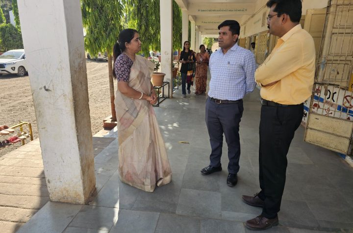 જિલ્લા વિકાસ અધિકારીશ્રી યોગેશ કાપસેએ પીએમ શ્રી કૃષ્ણ આશ્રમ શાળા, બ્રાન્ચ પ્રાથમિક શાળા અને થવા ગ્રામ પંચાયતની આકસ્મિક મુલાકાત લીધી.