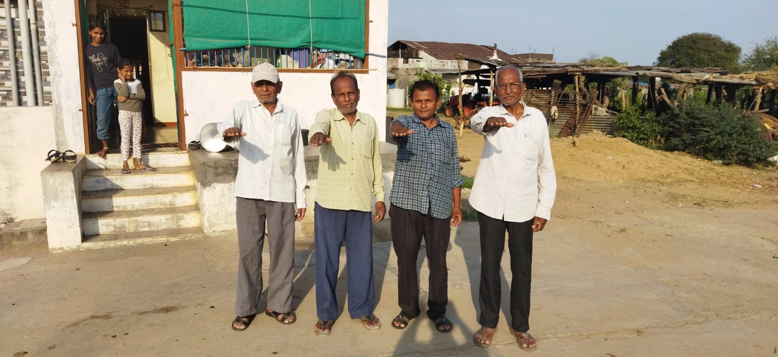 વાગરાના ગંધાર ખાતે અગરિયા કામદારોમાં મતદાન જાગૃતિનો વિશેષ કાર્યક્રમ યોજાયો.