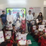 હાંસોટ તાલુકાની પ્રાથમિક શાળા સાહોલમાં પહલ હોસ્પિટલ સુરત દ્વારા બાળકોને નોટબુકનું વિતરણ કરાયું..