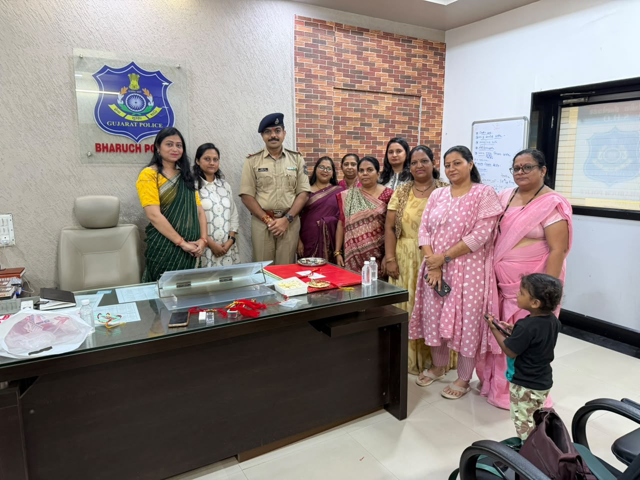અંકલેશ્વર ભાજપ મહિલા મોરચા દ્વારા પોલીસકર્મી ભાઈઓને રાખડી બાંધી રક્ષાબંધનની ઉજવણી..