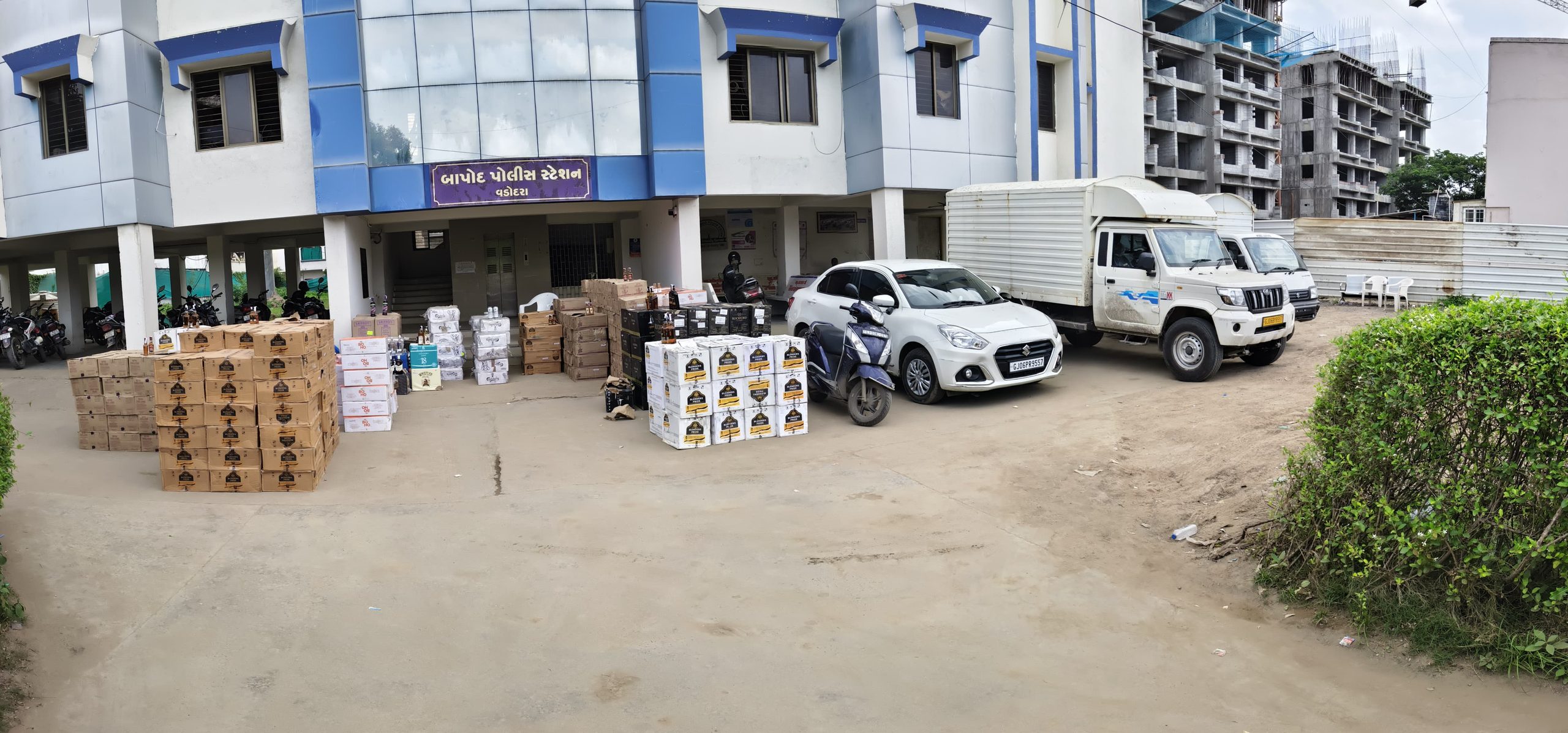 વડોદરામાં દારૂના કટિંગ પર સ્ટેટ મોનિટરિંગ સેલની રેડ, રૂ.1 કરોડથી વધુનો મુદ્દામાલ જપ્ત..!!
