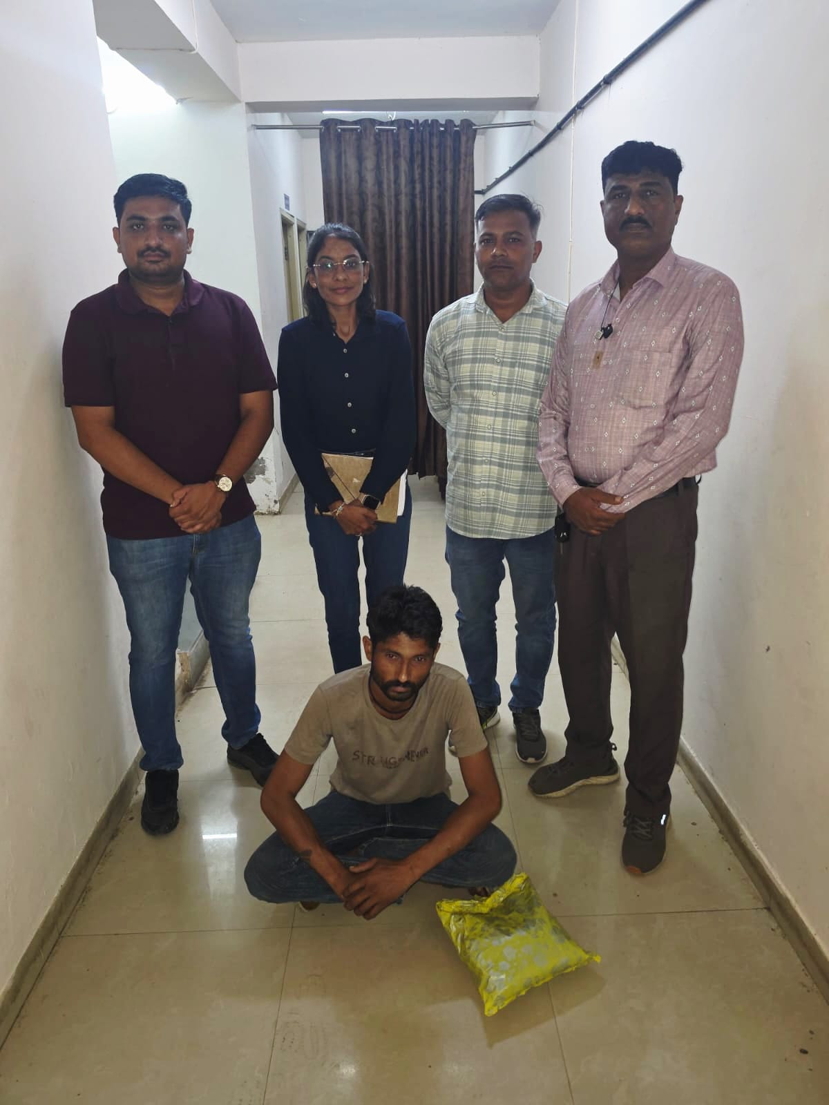 કરજણ પોલીસ સ્ટેશનના ચોરીના ગુનામાં નાસતા-ફરતા વોન્ટેડ આરોપીને વાવ-થરાદ જિલ્લામાંથી ઝડપી પાડતી વડોદરા ગ્રામ્ય પેરોલ-ફર્લો સ્કવોડ.