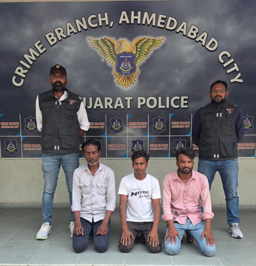 લોડિંગ રિક્ષા ચોરી કરતી ગેંગના ત્રણ સભ્યો ઝડપાયા..,અમદાવાદ શહેર ક્રાઈમ બ્રાન્ચે બે ચોરીના ગુનાનો ભેદ ઉકેલી રૂ. 2.10 લાખનો મુદ્દામાલ કબજે કર્યો.