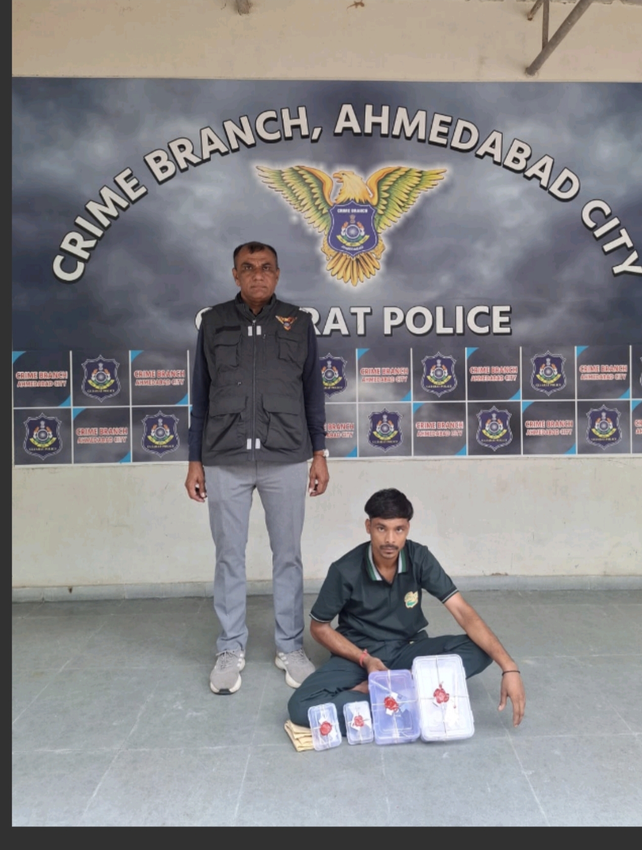 દાણીલીમડાના કેલીકો મિલ કંમ્પાઉન્ડમાંથી બે દેશી તમંચા અને બે કારતુસ સાથે એક ઇસમ ઝડપાયો..