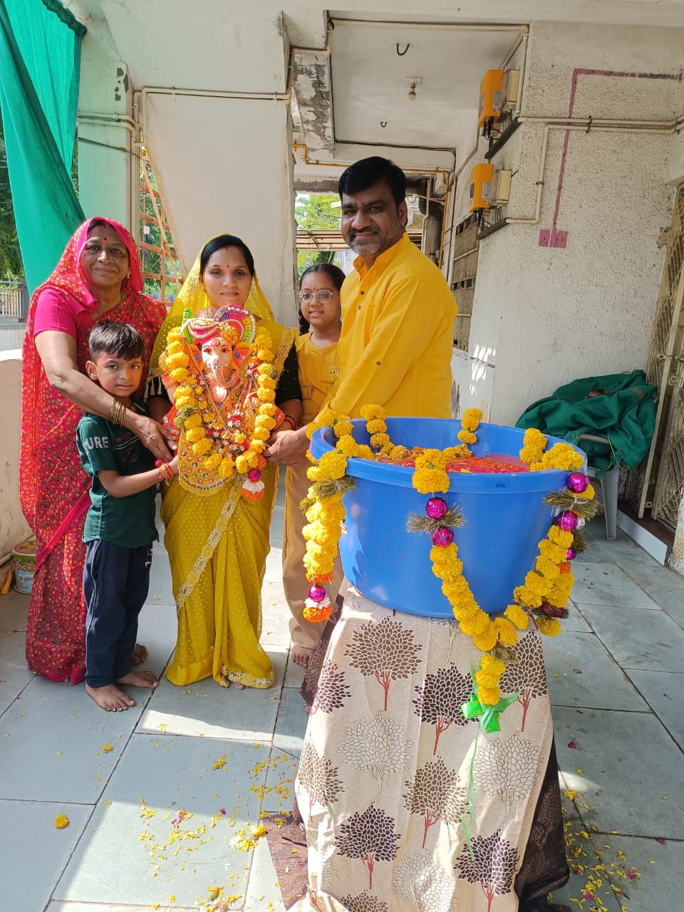 અંકલેશ્વર સ્થિત  નિરાંતનગર સોસાયટીના નિલેશભાઈ સોલંકી પરિવારે ઘરે જ માટીના ગણેશજીનું વિસર્જન કરી પર્યાવરણ રક્ષાનો સંદેશ આપ્યો.