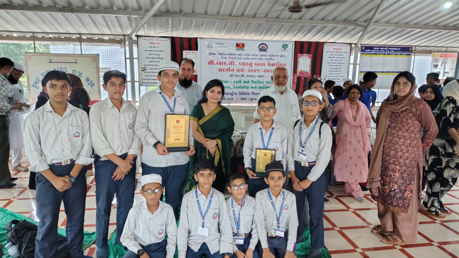 ભરૂચ: મુન્શી મનુબરવાલા મેમોરિયલ ચેરિટેબલ ટ્રસ્ટ સંચાલિત હાજી વલી બાપુ દશાંનવાલા પ્રાથમિક શાળાના વિદ્યાર્થીઓ CRC કક્ષાના ગણિત વિજ્ઞાન પ્રદર્શન અને ચિત્ર સ્પર્ધાઓ મા ઝળહળયા..
