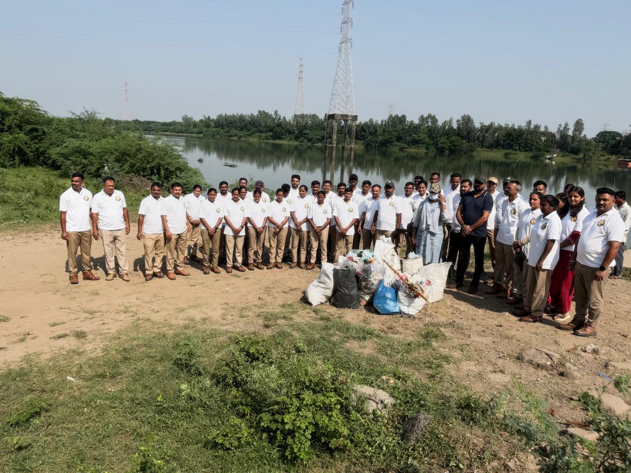 ભરૂચ જિલ્લામાં ઝાડેશ્વર મનન આશ્રમ ખાતે નર્મદા કિનારે યોજાયું સ્વચ્છતા અભિયાન..